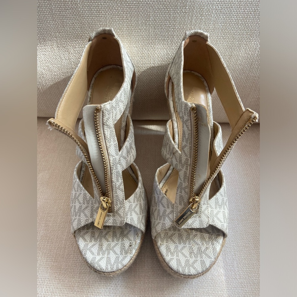 Used Michael Kohrs sandals